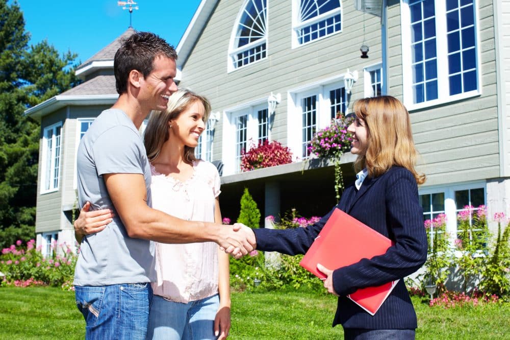 Agences immobilières : les avantages et inconvénients de recourir à leurs services